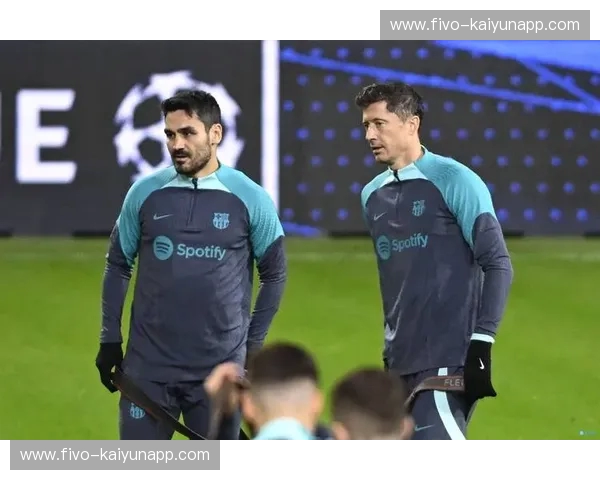 绿茵场上的双雄会：佩佩与德容，速度与灵巧的极致碰撞